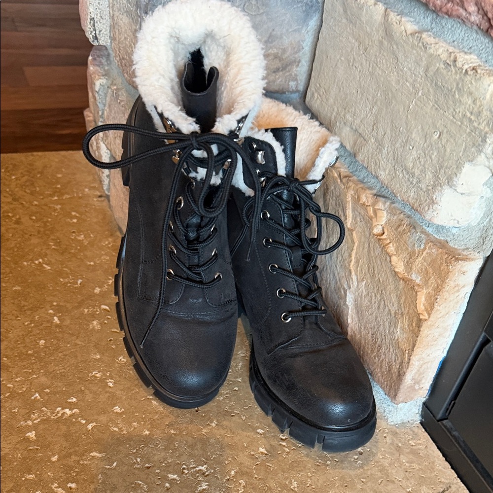 Black Moto Boots with Cream Sherpa cuff - Women size 9 - excellent condition
